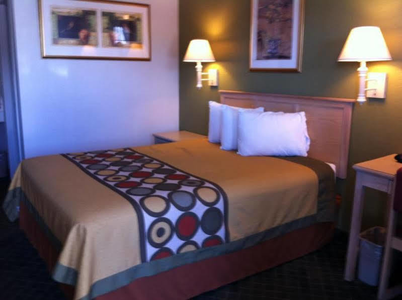 Super 8 By Wyndham Fredericksburg Hotel Exterior foto